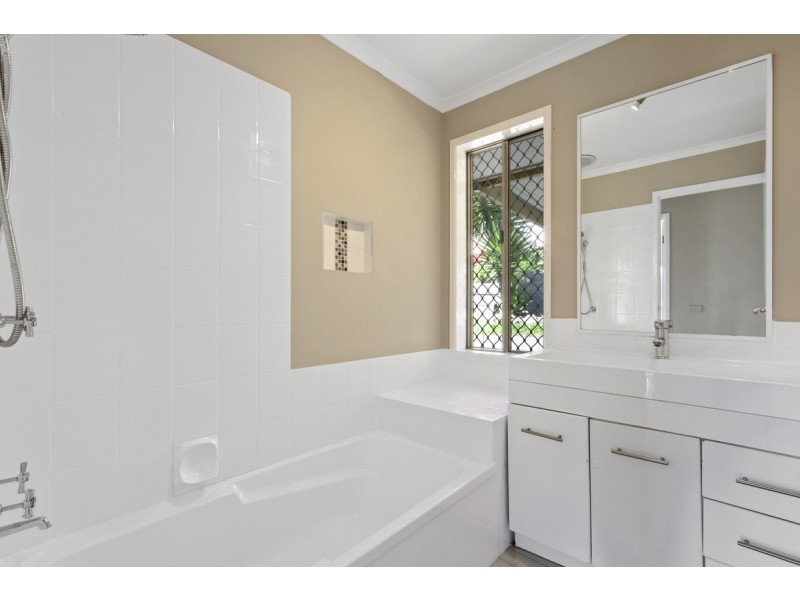 16 Ocean Court, Lakes Entrance VIC 3909