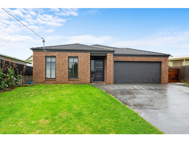 11 Surf Court, Lakes Entrance VIC 3909