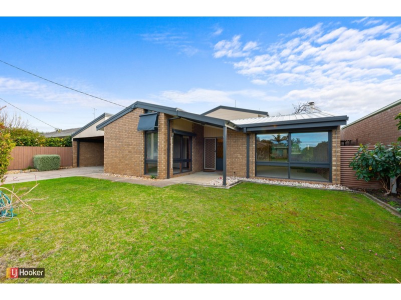 8 Endeavour Court, Lakes Entrance VIC 3909