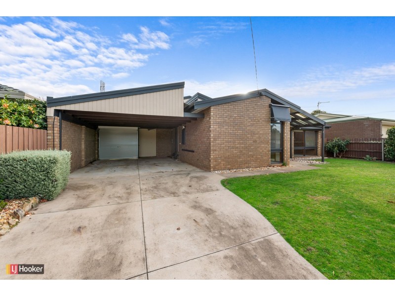 8 Endeavour Court, Lakes Entrance VIC 3909