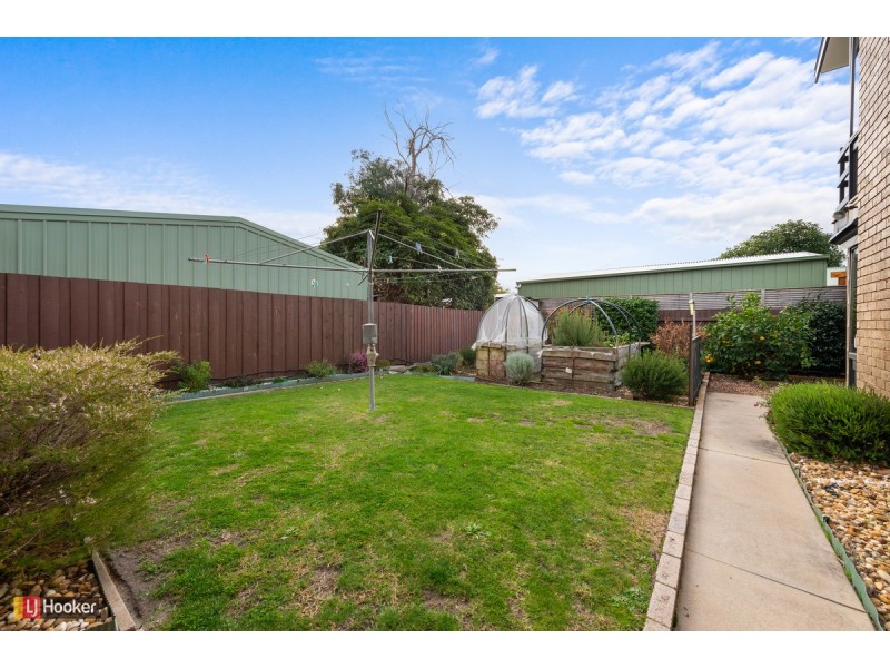 8 Endeavour Court, Lakes Entrance VIC 3909