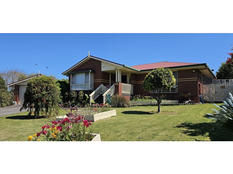 11 Morkham Crt, Lakes Entrance VIC 3909