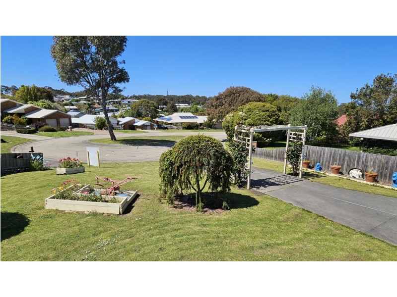 11 Morkham Crt, Lakes Entrance VIC 3909