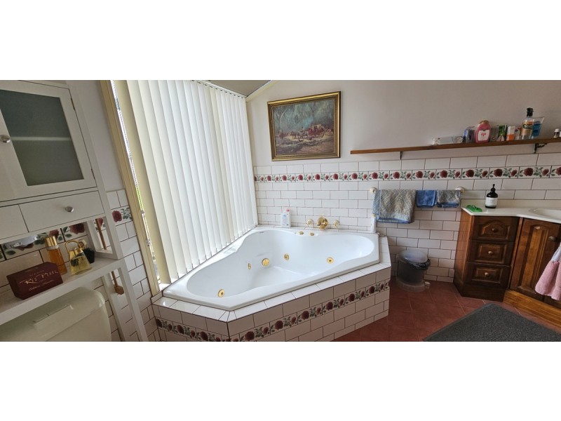 11 Morkham Crt, Lakes Entrance VIC 3909