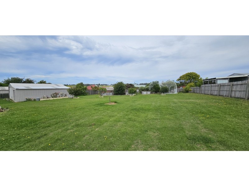 11 Morkham Crt, Lakes Entrance VIC 3909