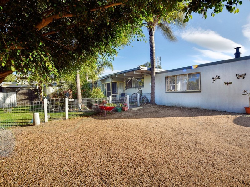 2 Cunningham Street, Lakes Entrance VIC 3909