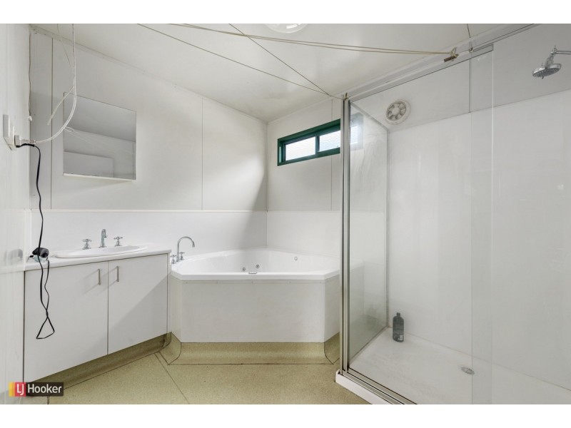 68 Ocean View Parade, Lakes Entrance VIC 3909