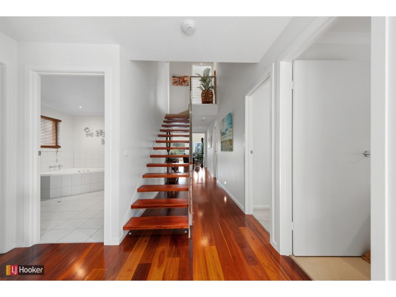 13 Outlook Avenue, Lakes Entrance VIC 3909