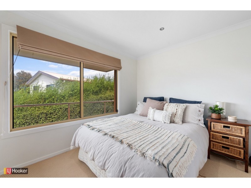 13 Outlook Avenue, Lakes Entrance VIC 3909