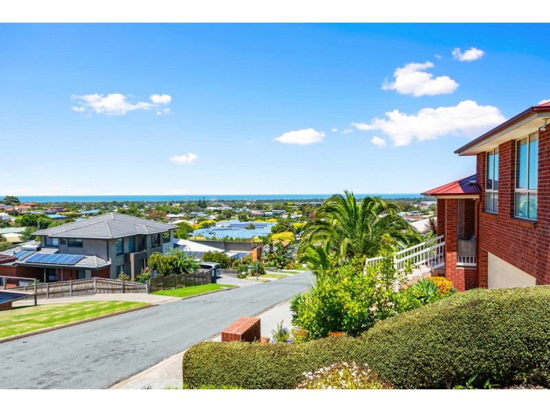 11 Hillcrest Rise, Lakes Entrance VIC 3909
