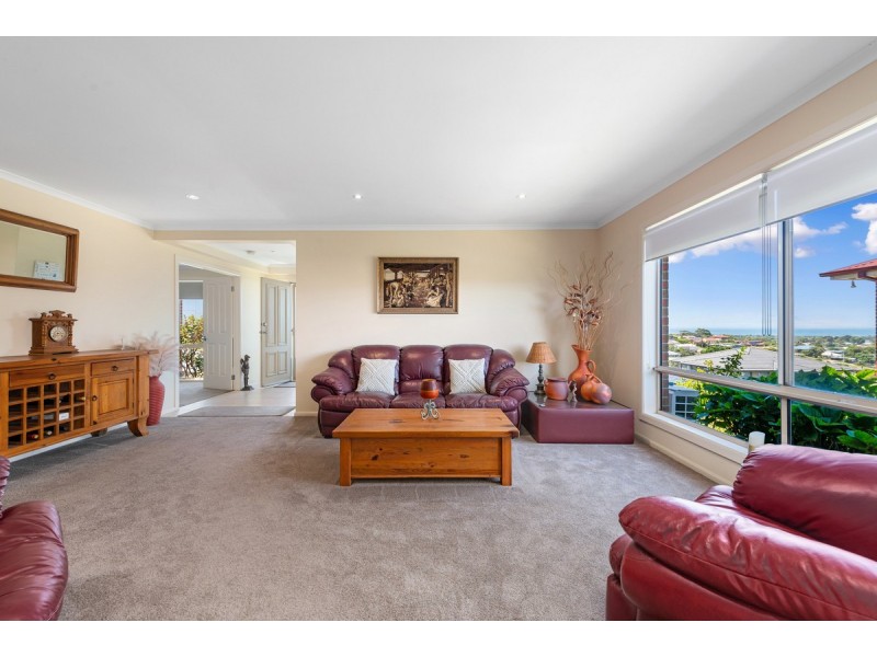 11 Hillcrest Rise, Lakes Entrance VIC 3909