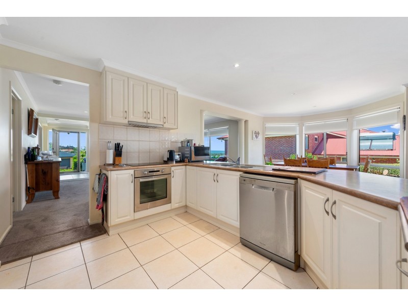 11 Hillcrest Rise, Lakes Entrance VIC 3909