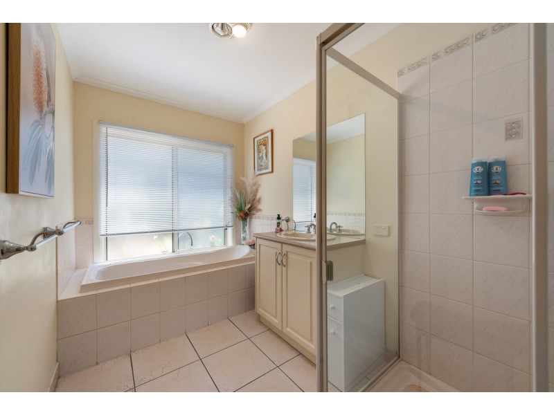 11 Hillcrest Rise, Lakes Entrance VIC 3909