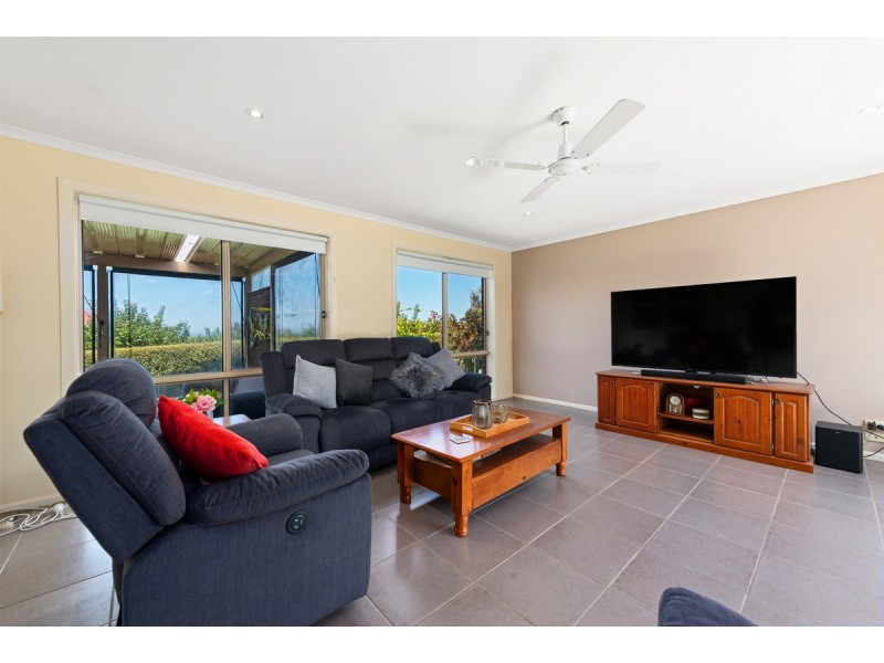 11 Hillcrest Rise, Lakes Entrance VIC 3909