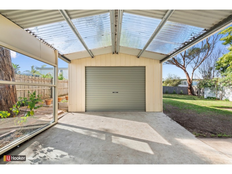3 Uplands Avenue, Lakes Entrance VIC 3909