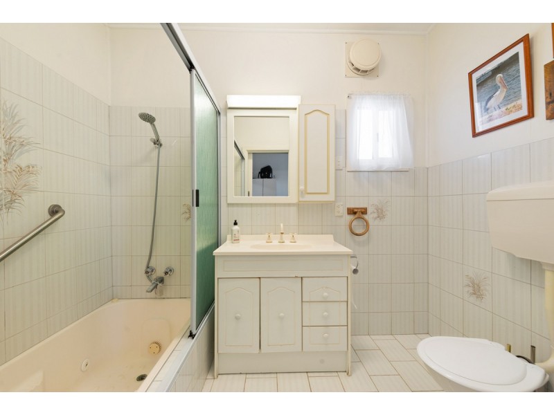 16 Robin Street, Lakes Entrance VIC 3909