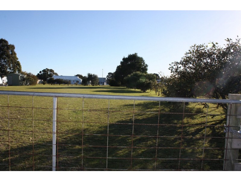 4 Falcon Grove, Metung VIC 3904