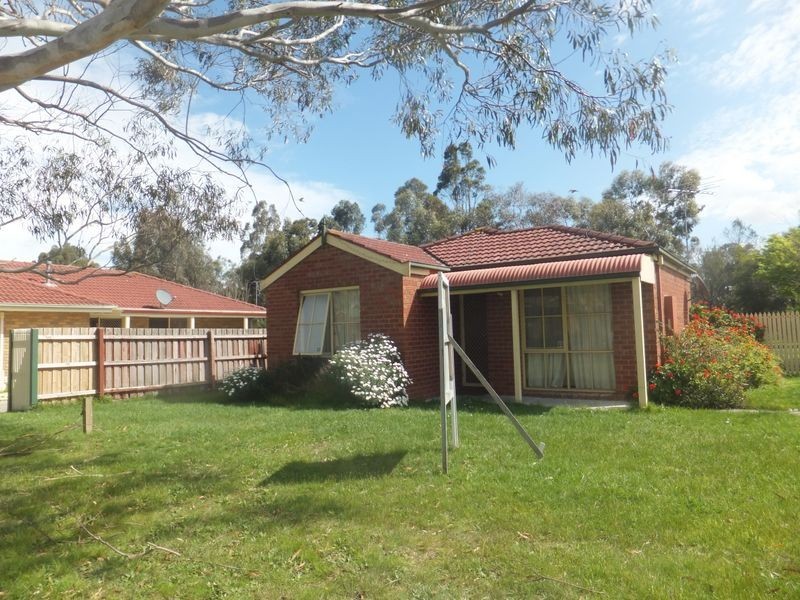 27 Gullquist Way, Pakenham VIC 3810