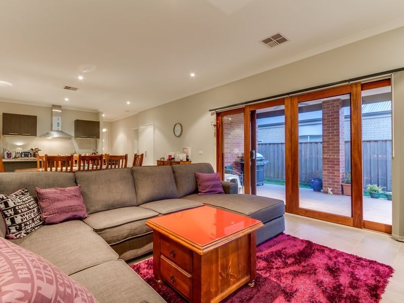 8 Sabina Road, Officer VIC 3809