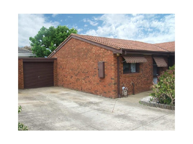 2/18 Rogers Street, Pakenham VIC 3810