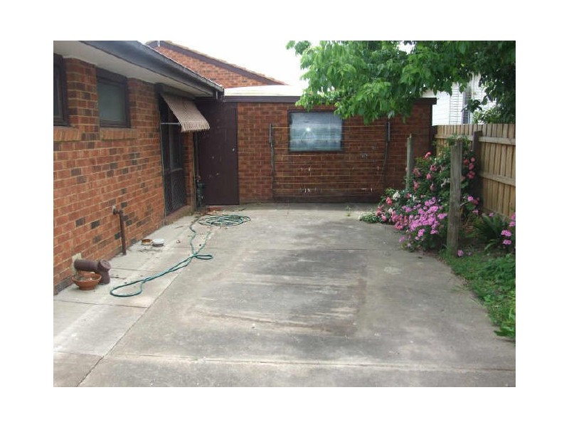 2/18 Rogers Street, Pakenham VIC 3810