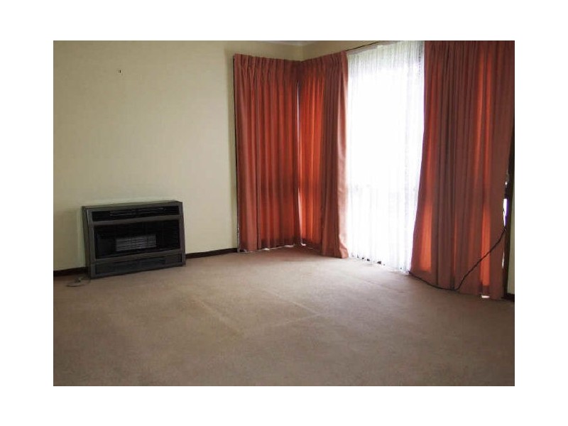 2/18 Rogers Street, Pakenham VIC 3810