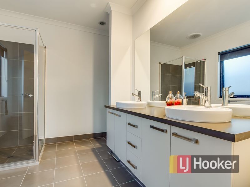 7 Eyre Place, Pakenham VIC 3810