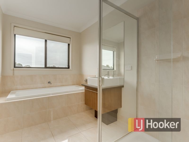 34 Flinders Park Drive, Officer VIC 3809