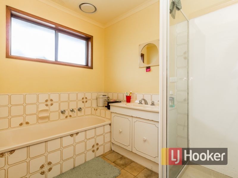 1 Wakenshaw Crescent, Pakenham VIC 3810