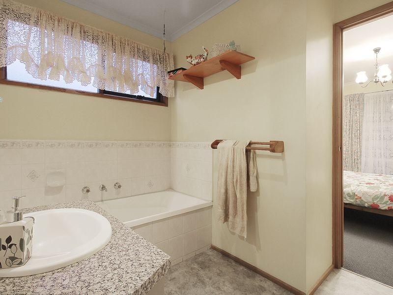 2A Parman Avenue, Pakenham VIC 3810