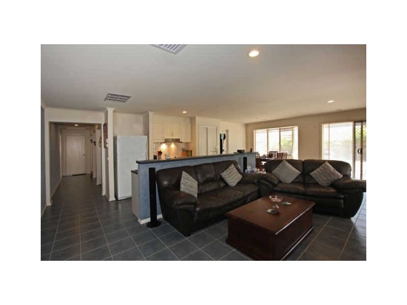 89 Oaklands Way, Pakenham VIC 3810