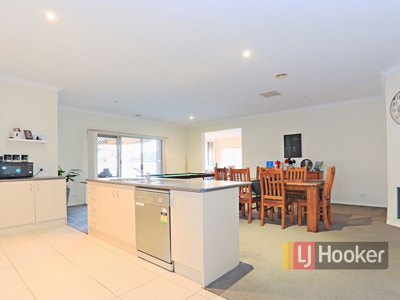 6 Viola Avenue, Pakenham VIC 3810