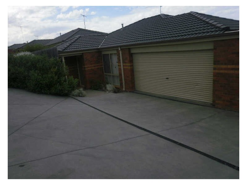2/11 Renlik Court, Pakenham VIC 3810