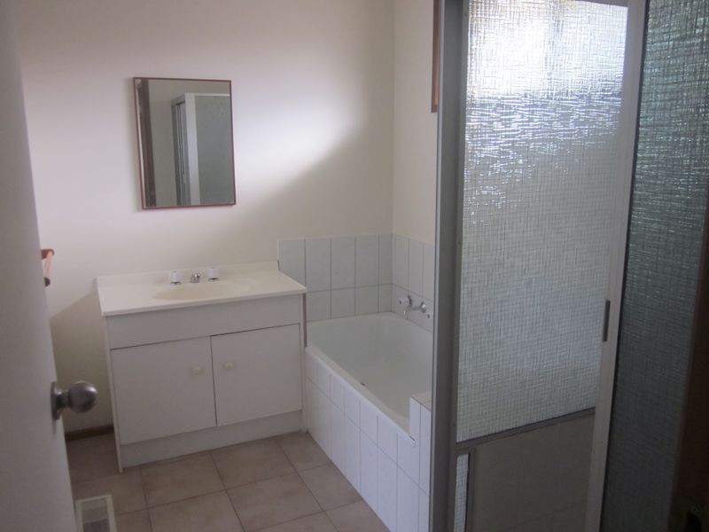 8 Balmoral Way, Pakenham VIC 3810