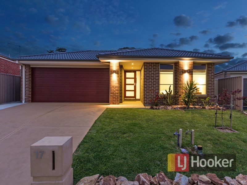 17 Hood Place, Pakenham VIC 3810
