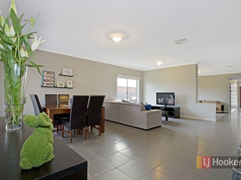 35 Cassowary Avenue, Pakenham VIC 3810