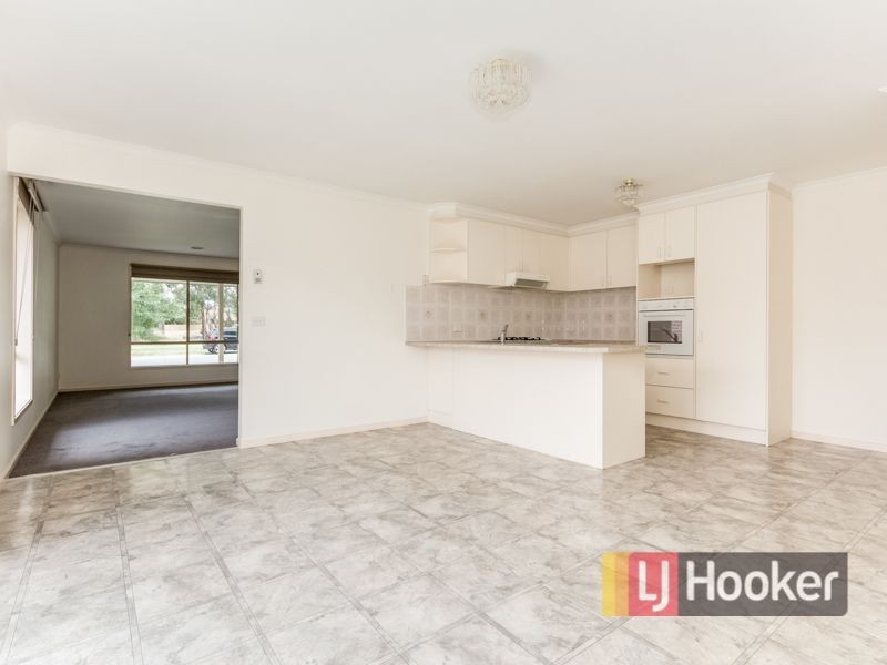 77 Ebony Drive, Pakenham VIC 3810