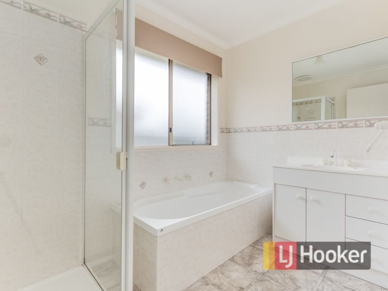 77 Ebony Drive, Pakenham VIC 3810