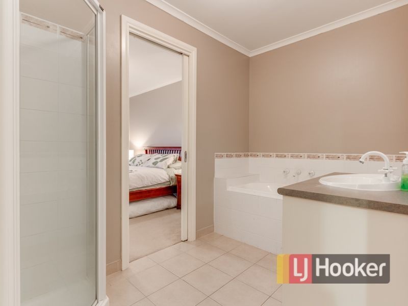 8/12 Renlik Court, Pakenham VIC 3810