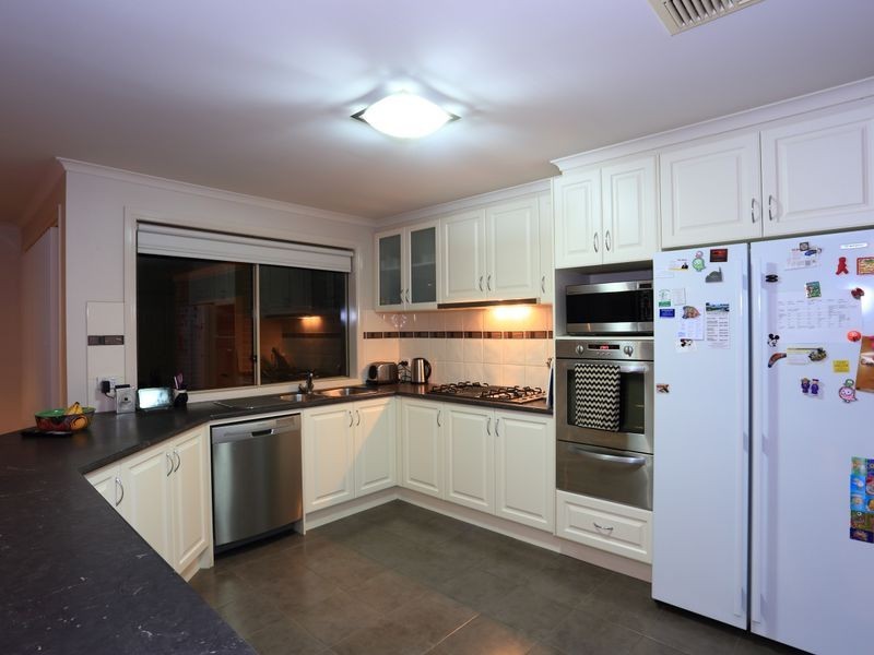 11 Lairds Rise, Garfield VIC 3814