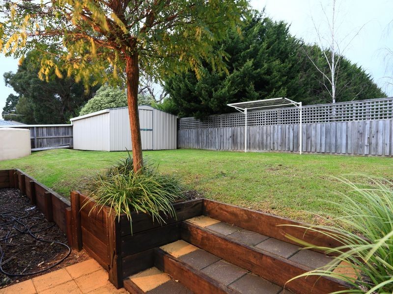 11 Lairds Rise, Garfield VIC 3814