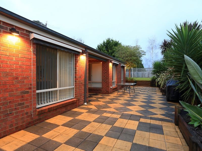 11 Lairds Rise, Garfield VIC 3814