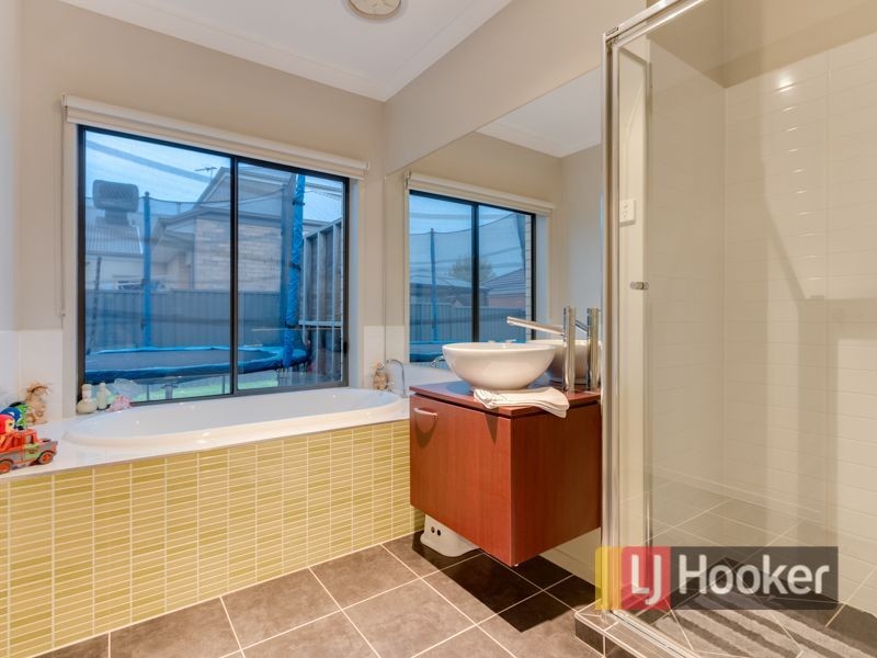 10 Lawrence Close, Pakenham VIC 3810