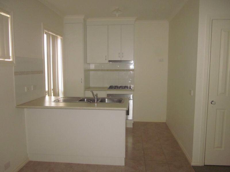 8/103 Army Road, Pakenham VIC 3810