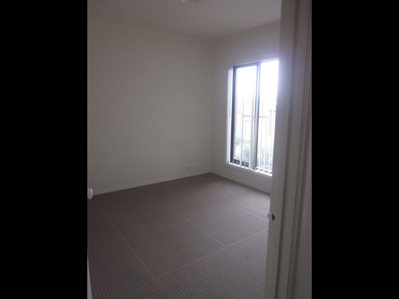 8/103 Army Road, Pakenham VIC 3810