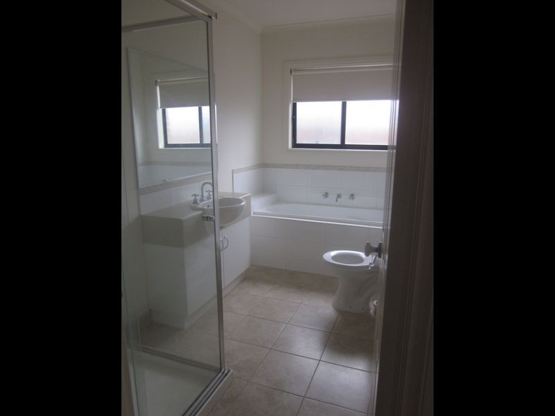 8/103 Army Road, Pakenham VIC 3810