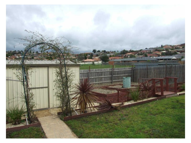 17 Meaby Drive, Pakenham VIC 3810