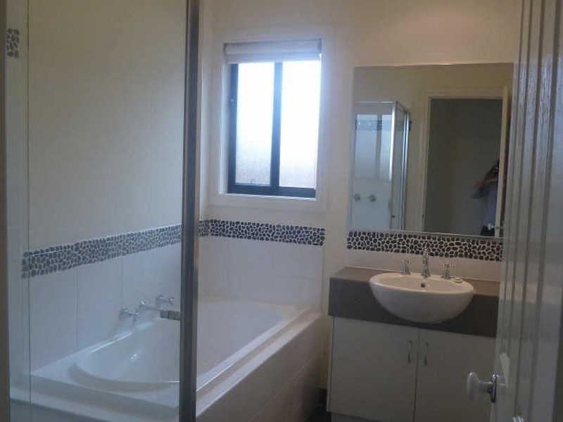 6/103 Army Road, Pakenham VIC 3810