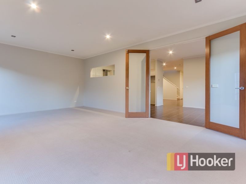 10 Fallingwater Drive, Pakenham VIC 3810