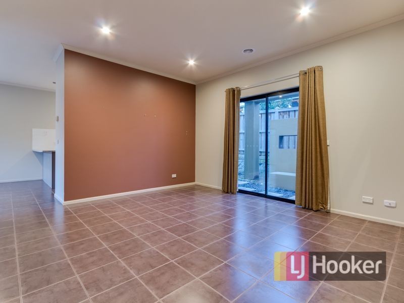 10 Fallingwater Drive, Pakenham VIC 3810